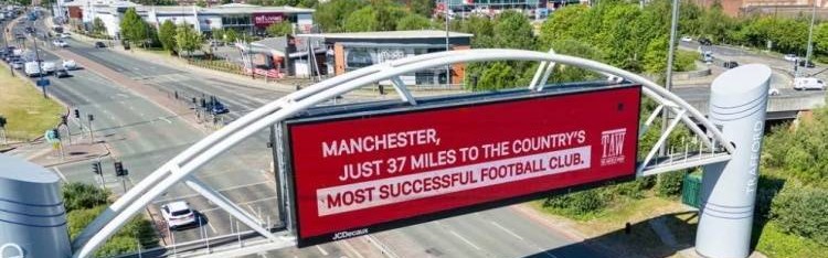 利物浦球迷打广告嘲讽曼联：曼彻斯特距英格兰最成功球队仅37英里