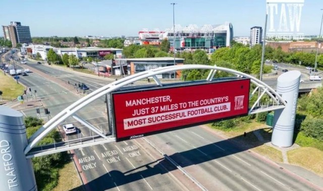 利物浦球迷打广告嘲讽曼联：曼彻斯特距英格兰最成功球队仅37英里