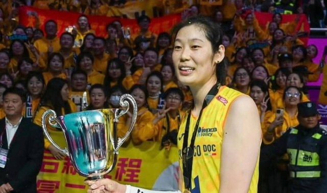 太寒心：朱婷欧冠表现太出彩但仍被歧视！夺冠海报唯独漏了她