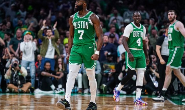 绿军两场投丢75记三分创历史 末节连续断电已到悬崖边