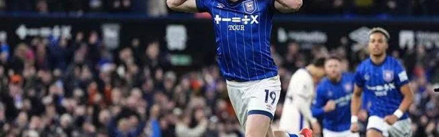 曼联欲签新凯恩需等待，球员考虑多方选择展开谈判