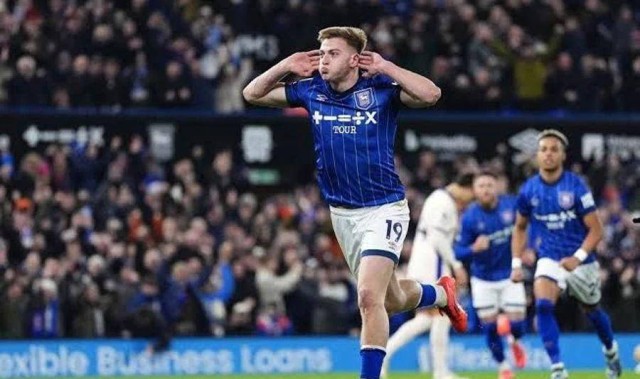 曼联欲签新凯恩需等待，球员考虑多方选择展开谈判