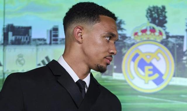 英格兰国脚阿诺德正式亮相皇马，即将开启他在西甲豪门的新篇章