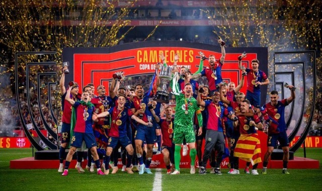 国王杯国家德比战：巴萨加时绝杀捧杯，皇马赛季崩盘四大皆空